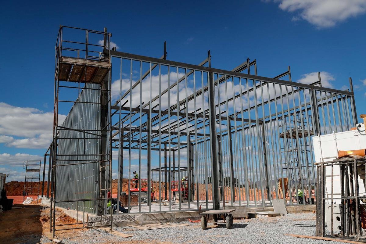 Ideia  mostrar a realidade das obras de construo do estdio do Galo
