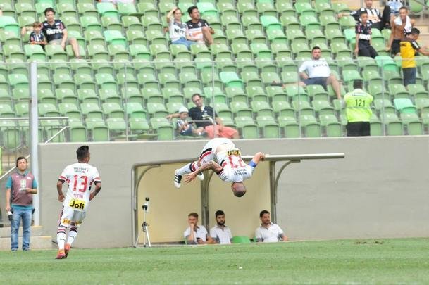 Galo saiu na frente, com Hyuri, mas levou virada do Tricolor. Maicon e Gilberto fizeram para o So Paulo