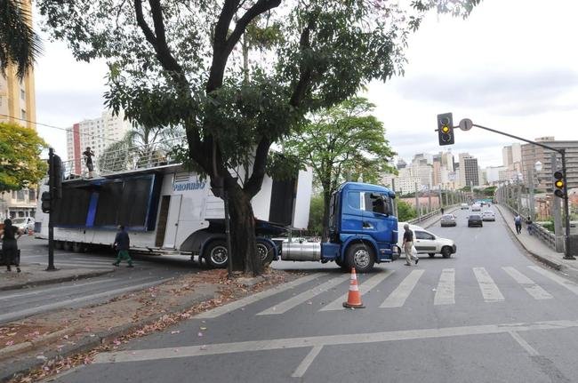 Carreta ficou travada e teve risco de tombar na esquina da Rua Sapuca com a Avenida do Contorno, no bairro Floresta, regio central de BH