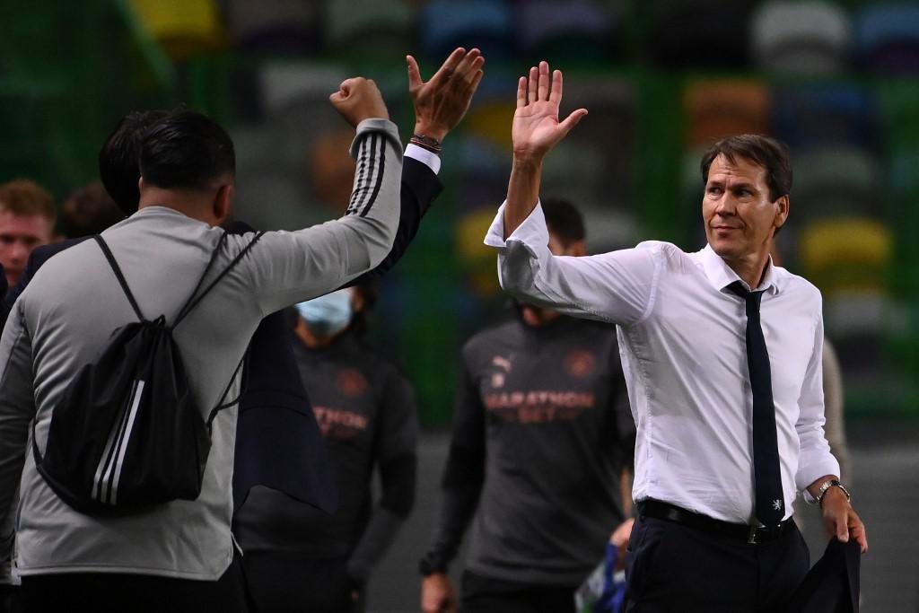 Jogadores do Lyon comemoram classificao, enquanto atletas do City so consolados em campo