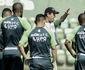 Contra familiaridade de Enderson com equipe do Am�rica, Adilson Batista fecha treino e faz mist�rio sobre a lateral direita