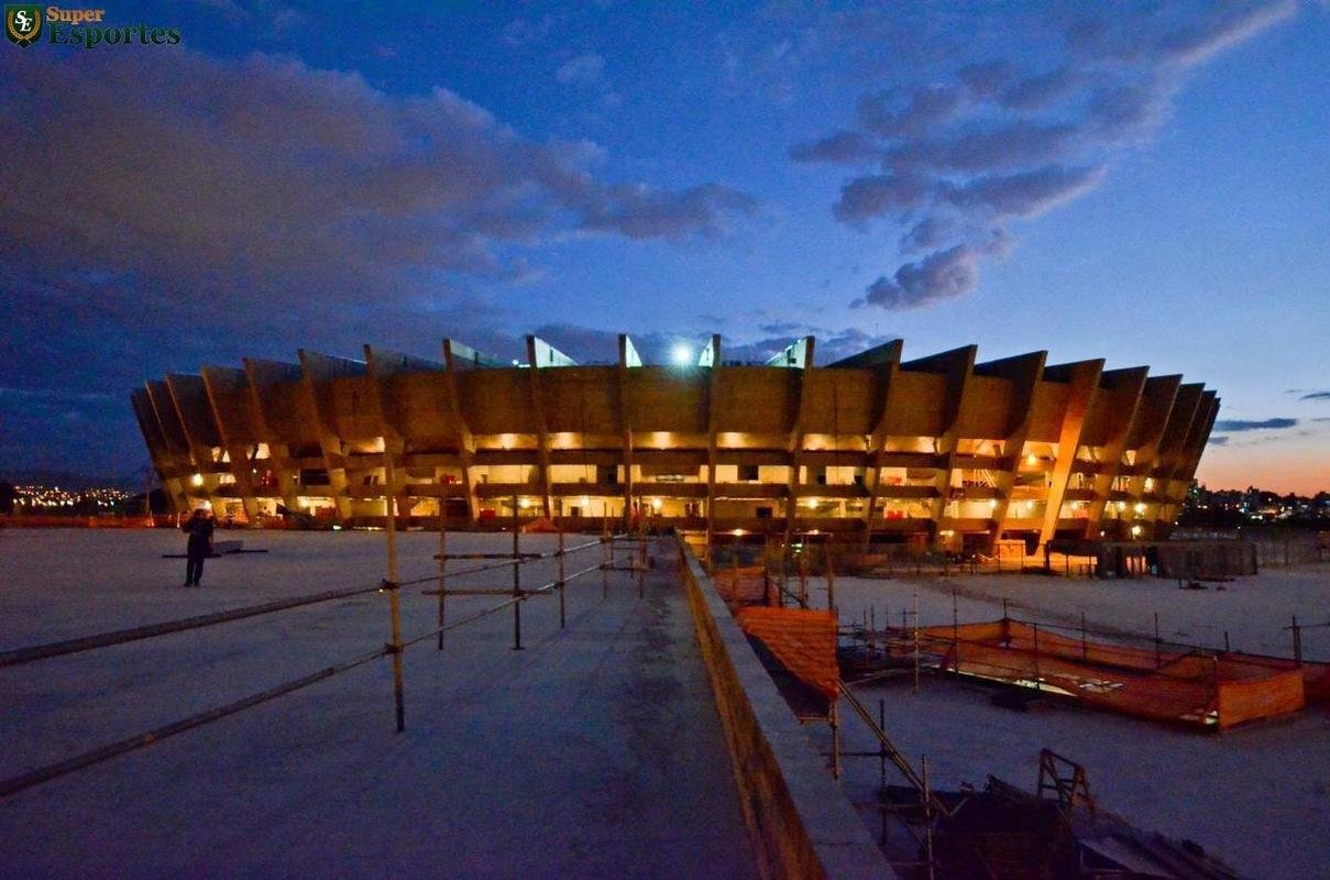 15/10/2012 - Obras no param nem  noite. Panorama geral do trabalho flagrado por Sylvio Coutinho