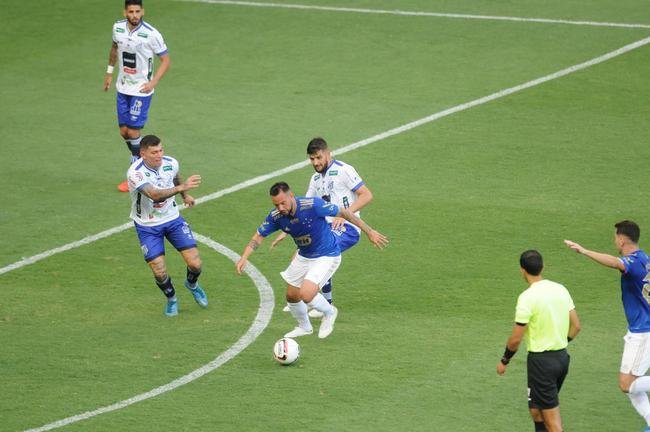 Cruzeiro goleou URT por 3 a 0 no Independncia com gols de Thiago, Machado e Edu em sua estreia no Mineiro. Ronaldo, dono da SAF, assistiu  partida no Horto. Duelo marcou estreia do tcnico uruguaio Paulo Pezzolano