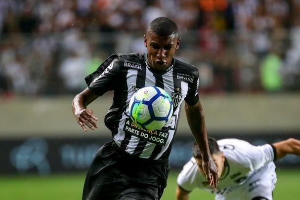 SEGUE NO CLUBE: Emerson - O jovem lateral-direito de 19 anos chegou ao Atlético em abril. Apesar da pouca idade, conseguiu se destacar. Atualmente, é peça importante do time e sondado frequentemente por clubes europeus. Em 23 jogos pelo clube (todos como titular), fez um gol e deu uma assistência.