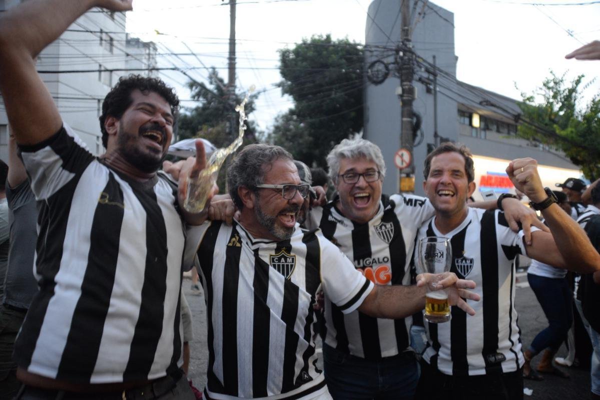 Festa atleticana no Bar do Salomo, em BH, com a conquista do ttulo da Supercopa do Brasil. Galo venceu o Flamengo por 8 a 7 nos pnaltis aps empate por 2 a 2 no tempo normal
