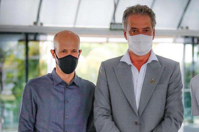 Ricardo Guimarães ao lado do presidente Sérgio Coelho