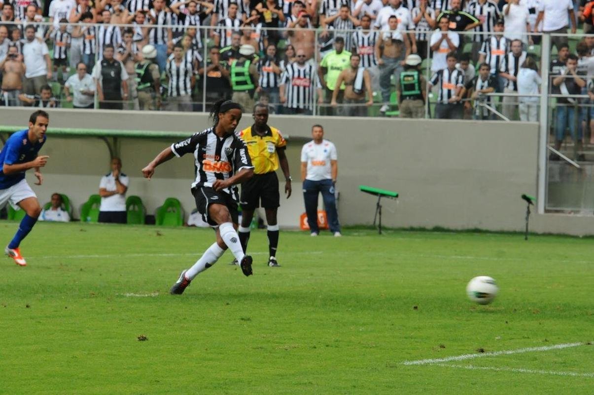 Em 2012, Ronaldinho Ga�cho entrou para a lista de jogadores que tiveram cobran�as de p�nalti defendidas por F�bio