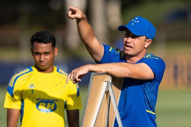 Fotos do treino do Cruzeiro nesta quinta-feira (6/5), na Toca da Raposa II