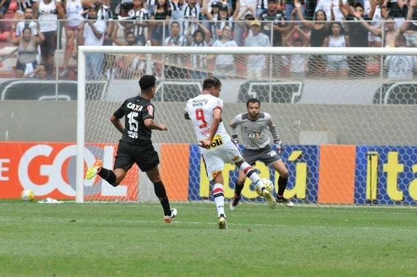 Galo saiu na frente, com Hyuri, mas levou virada do Tricolor. Maicon e Gilberto fizeram para o So Paulo