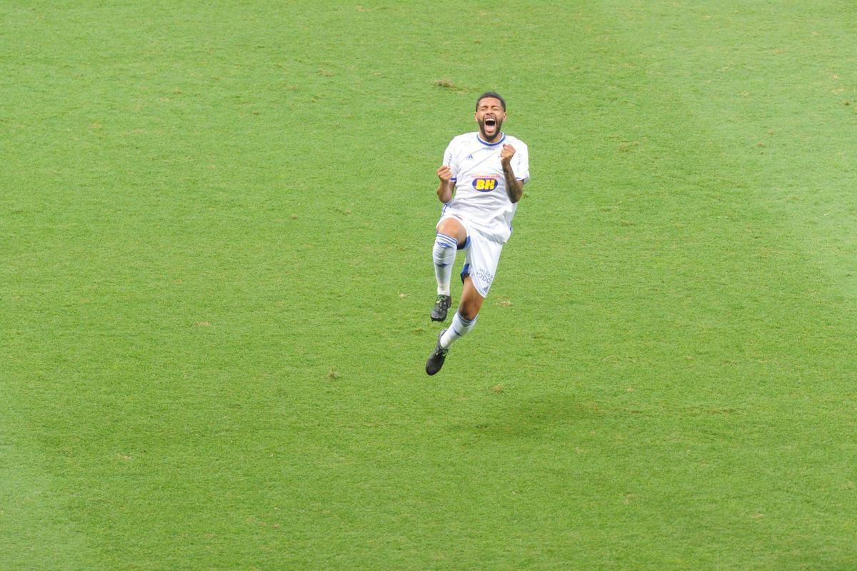 Filipe Machado comemora primeiro gol do Cruzeiro sobre a Ponte Preta, em cobrana de falta