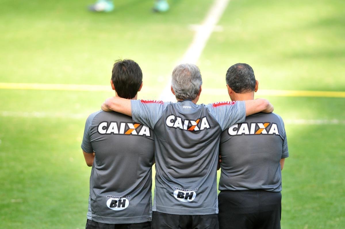 O tcnico Oswaldo de Oliveira foi apresentado na tarde desta tera-feira e, em seguida, comandou treino na Cidade do Galo