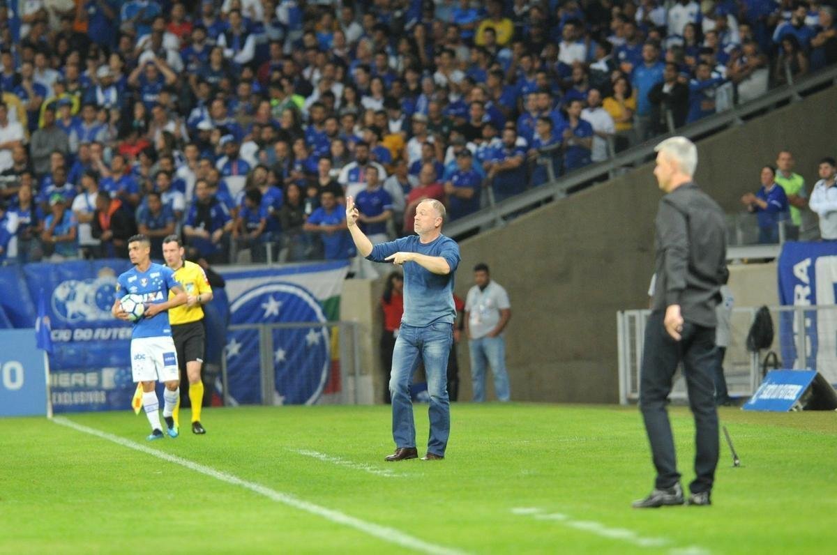 Lances do primeiro tempo da partida entre Cruzeiro e Atltico-PR, no Mineiro, pelas oitavas de final da Copa do Brasil