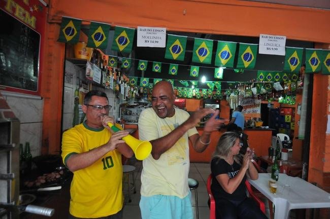 Na regio de Venda Nova, em Belo Horizonte, torcida festeja vitria do Brasil sobre a Coreia do Sul por 4 a 1 pelas oitavas de final da Copa do Mundo