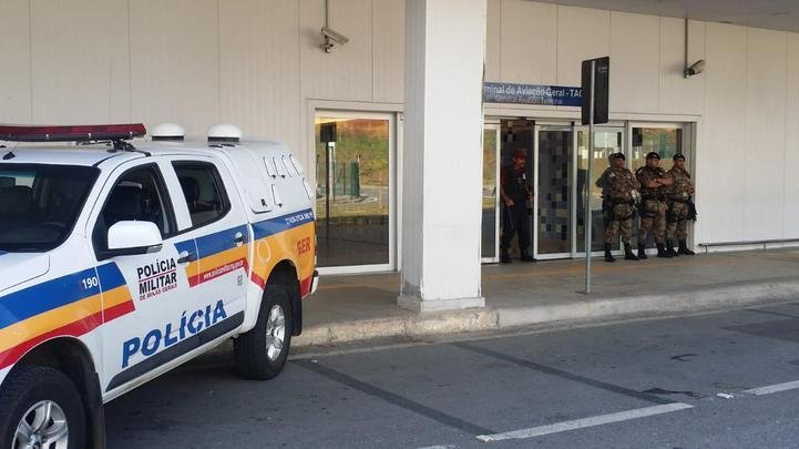 Cruzeiro chegou ao aeroporto de Confins depois de derrota para o Grmio, em Porto Alegre