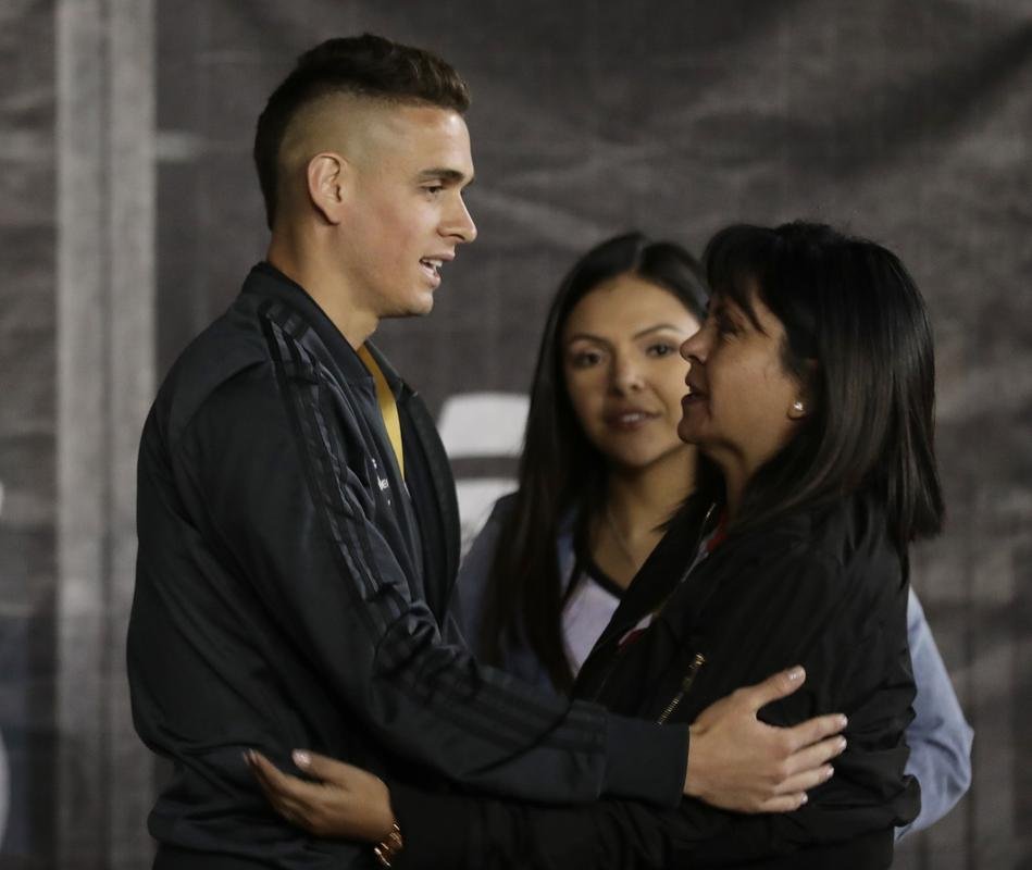 Depois do adiamento da final da Libertadores, jogadores de River Plate e Boca Juniors estiveram no gramado do Monumental de Nez e trocaram algumas palavras amistosas