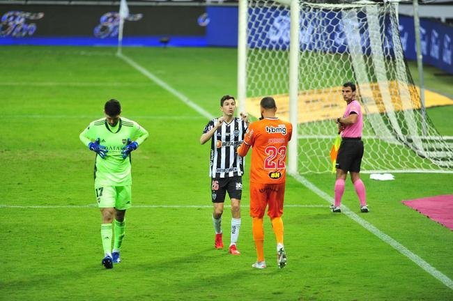 Goleiro Everson, do Atltico, foi heri na deciso por pnaltis contra o Boca Juniors ao defender duas cobranas e ao marcar o gol da classificao: 3 a 1 nas batidas alternadas aps 0 a 0 no tempo normal, no Mineiro.