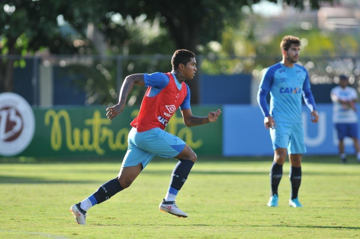 Cruzeiro se reapresentou aps estreia na Copa Libertadores e iniciou sua preparao para o clssico de domingo, s 11h, no Independncia, contra o Atltico, pela nona rodada do Mineiro. As novidades foram as presenas do atacante Sass e do zagueiro Cac, da base. Fred foi vetado devido a um estiramento na panturrilha direita. 