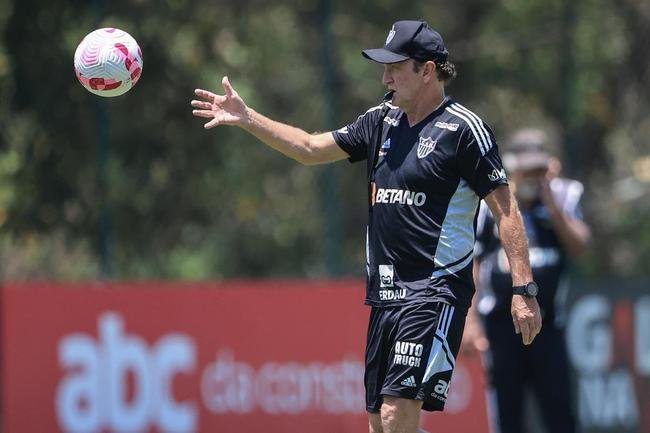 Fotos do treino do Atltico nesta quarta-feira (12/10), na Cidade do Galo. Em recuperao de um incmodo na panturrilha esquerda, Hulk fez funcional no campo e ainda  dvida para o confronto contra o Flamengo, no sbado, s 20h30, no Maracan, pelo Brasileiro