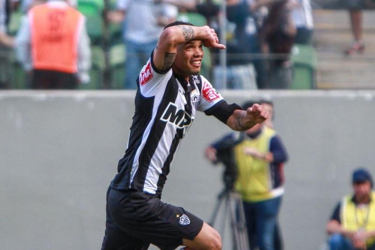 Revelado pelo Atltico em 2013, Carlos permaneceu no clube at 2018, quando foi para o Rio Ave, de Portugal