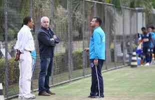 23/08/2012 - Benecy Queiroz (esquerda) em conversa com o técnico Celso Roth, do Cruzeiro, e com o diretor de comunicação Guilherme Mendes