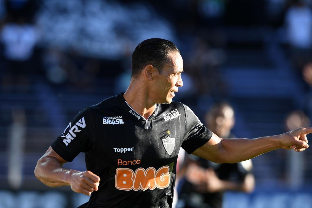 Ricardo Oliveira abriu o placar para o Atltico aos 28 minutos do primeiro tempo: 1 a 0