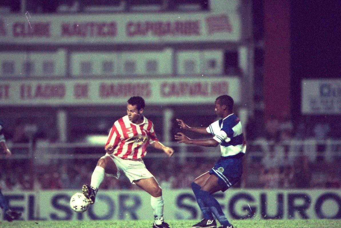 Camisa do Nutico usada pelo meia Adriano na temporada de 1999 fornecida pela Penalty