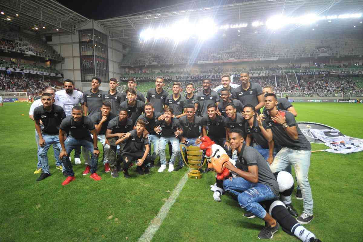 Antes de a bola rolar, campees da Taa BH Sub-17 com o Galinho foram homenageados no Horto