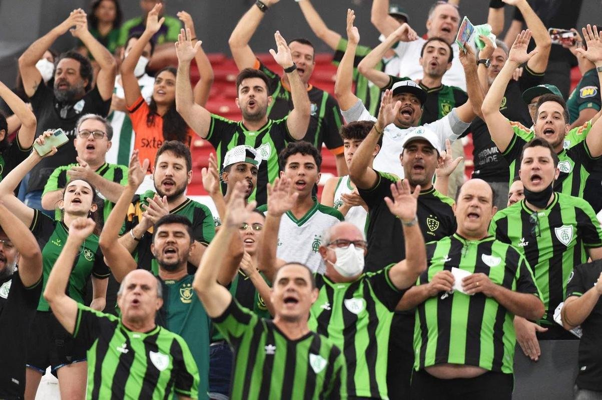 Fotos da torcida do Amrica no estdio Defensores del Chaco, em Assuno, durante partida contra o Guaran pela segunda fase da Copa Libertadores