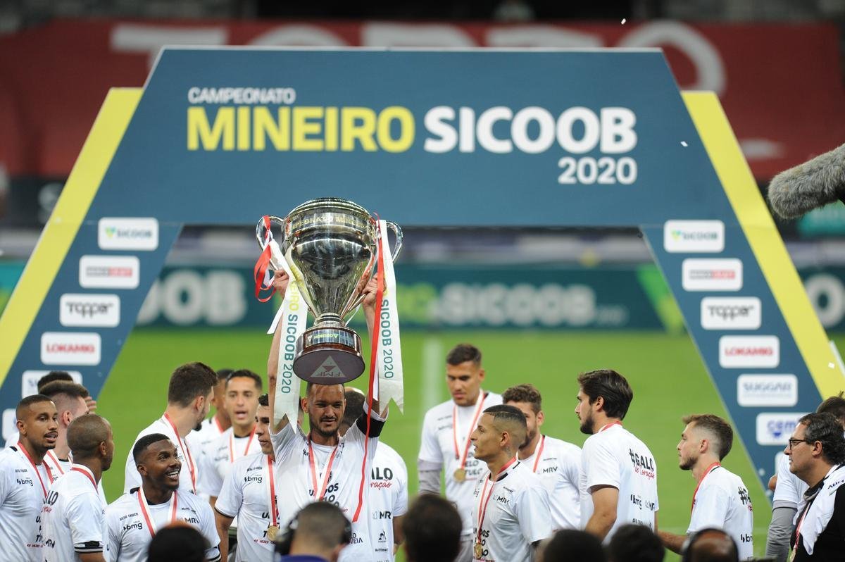 Atltico ergue a taa de campeo mineiro de 2020; na comemorao, tcnico Jorge Sampaoli  carregado pelos jogadores no Mineiro