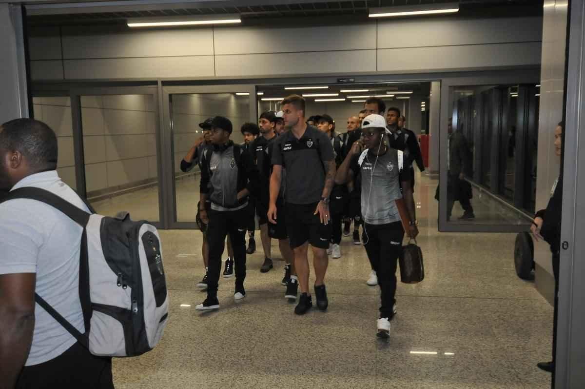 Delegao do Atltico desembarcou unida e em silncio no aeroporto de Confins, nesta quinta-feira