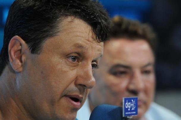 Fotos da apresentao de Adilson Batista como novo tcnico do Cruzeiro. Tcnico teve reunio com jogadores na Toca da Raposa II, falou com a imprensa e depois comandou seu primeiro treino