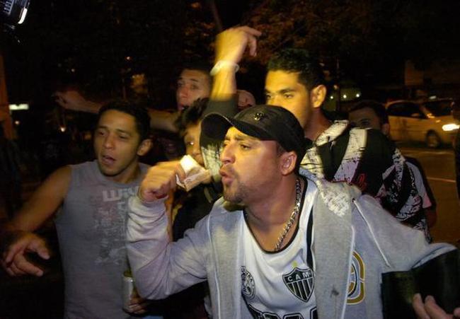 Torcedores protestam na porta da sede do Galo depois do clássico