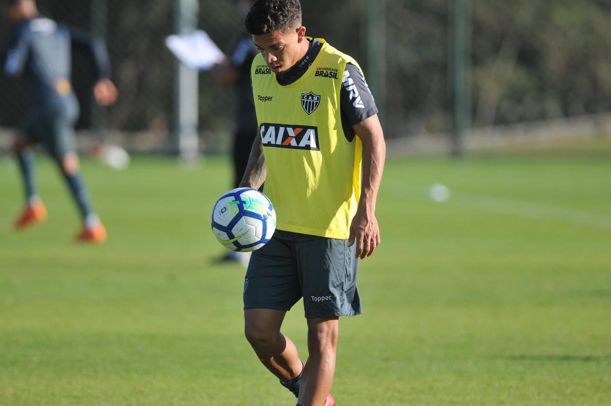 Elenco atleticano fez trabalho ttico orientado por Larghi antes de jogo-treino contra o Coimbra