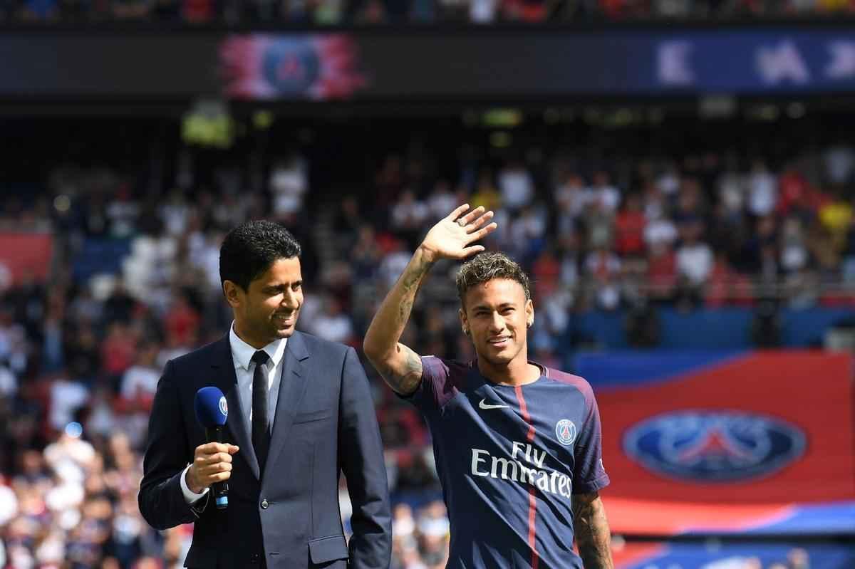 Neymar  apresentado  torcida do Paris Saint-Germain