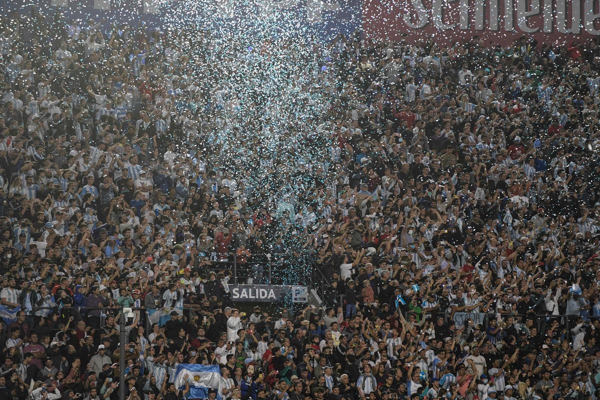 Sem Neymar, Brasil encarou a Argentina em clssico agitado pelas Eliminatrias