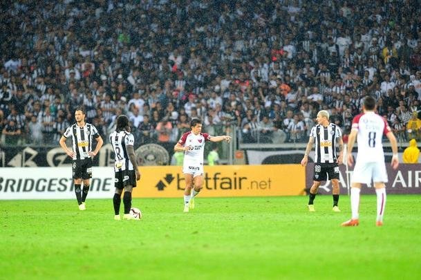 Pulga Rodrguez converteu pnalti cometido por Elias e diminuiu para o Coln: 2 a 1