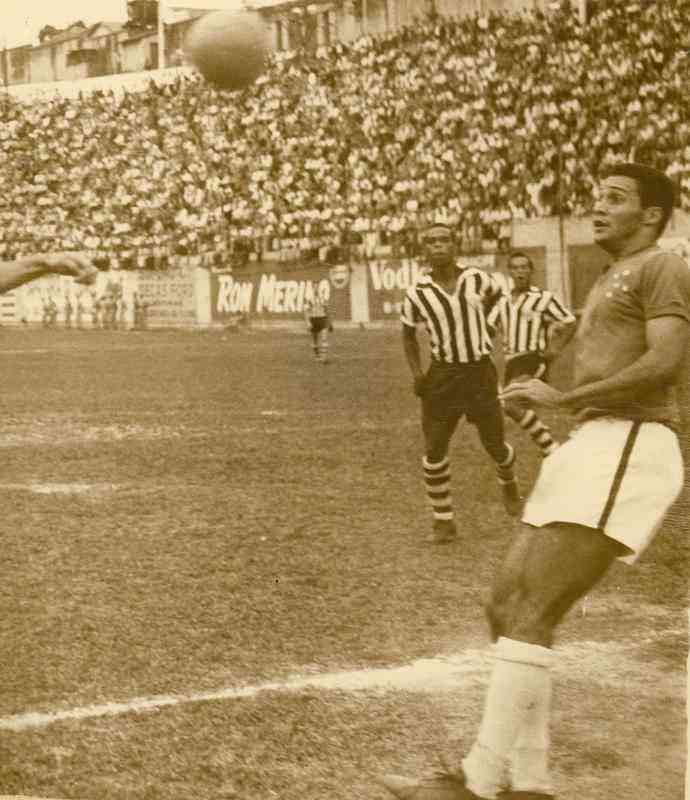 Revelado pelo Renascena, Procpio teve trs passagens pelo Cruzeiro: de 1959 a 1961, de 1966 a 1968 e de 1973 a 1974. Na foto de 23/05/1961, Procpio em clssico contra o Atltico.