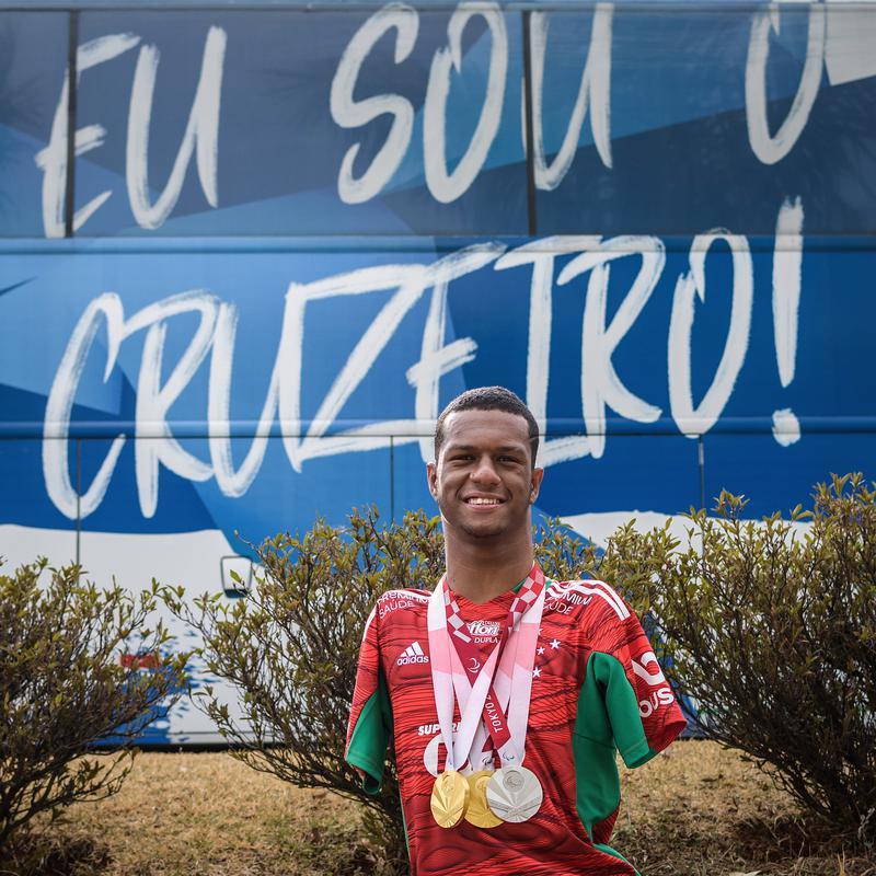 O campeo Gabriel Arajo foi  Toca da Raposa II acompanhar o treino do seu time de corao 