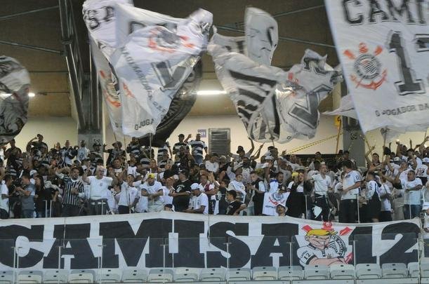 Imagens das torcidas de Cruzeiro e Corinthians no Mineiro