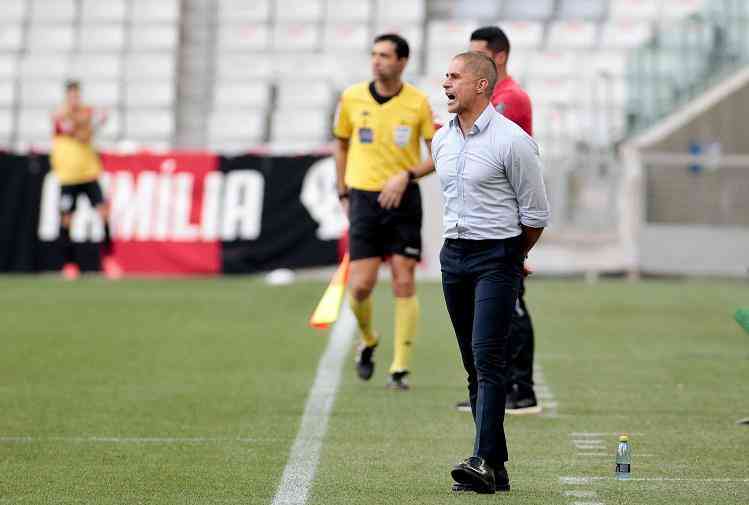 Sylvinho afirma que o time está jogando bem, mas que ainda passa por  construção