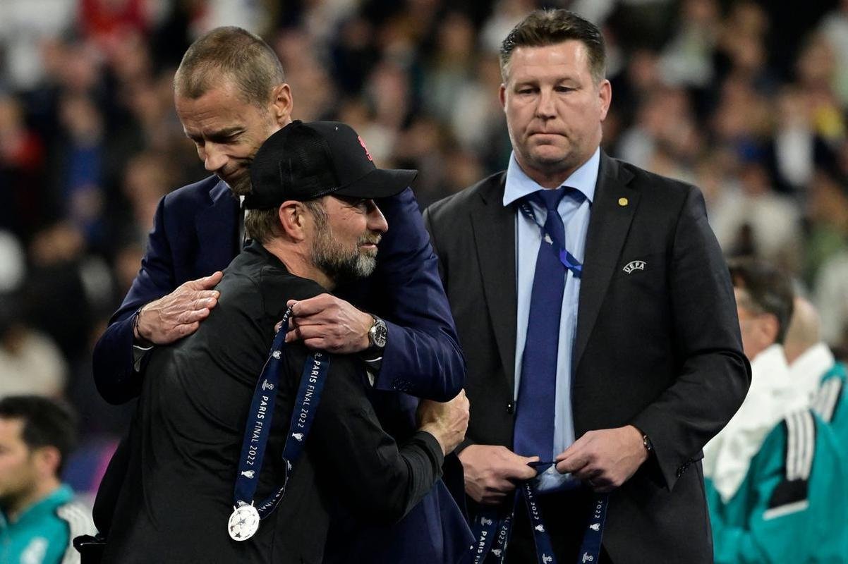 Fotos da decepo de torcedores e jogadores do Liverpool com a perda do ttulo da Champions League