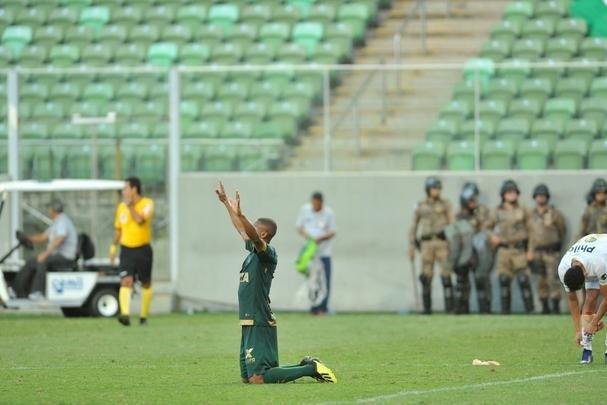 Jogadores do Amrica comemoraram muito a vitria deste domingo sobre o Santos