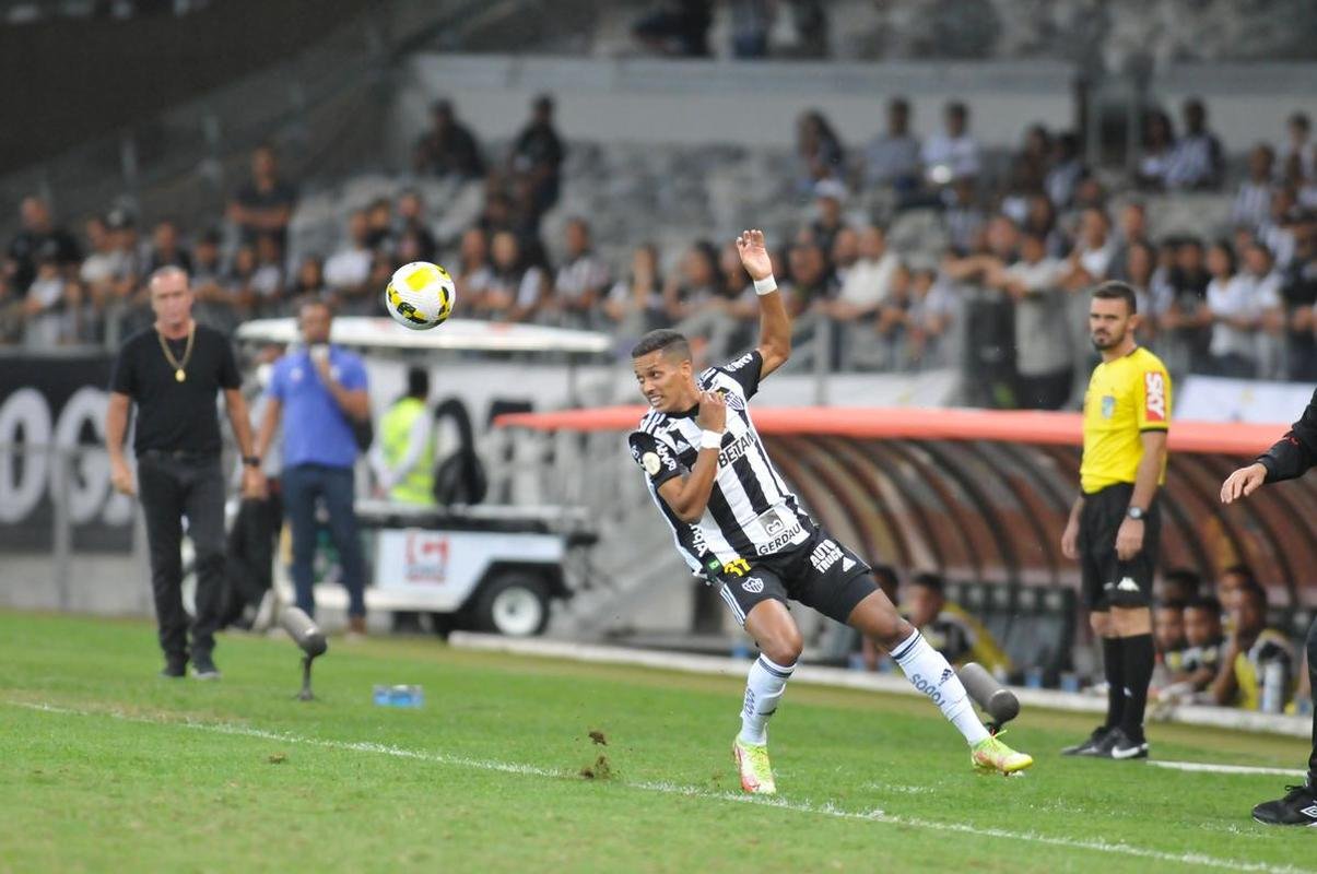 Fotos da partida entre Atltico e Athletico-PR, neste domingo (7), no Mineiro, pela 21 rodada do Campeonato Brasileiro