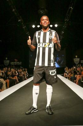 Presença de Robinho, com a camisa 7, foi o ponto alto da festa de lançamento do uniforme