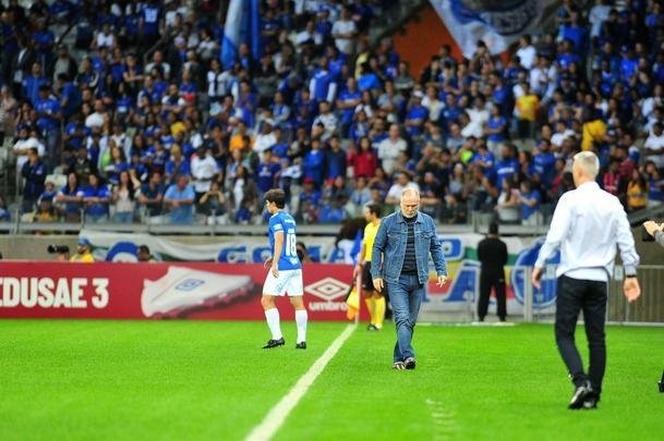 Lances do primeiro tempo de Cruzeiro x Athletico-PR, no Mineiro, pela 12 rodada do Brasileiro; time paranaense saiu na frente na etapa inicial com gol de pnalti do lateral Jonathan