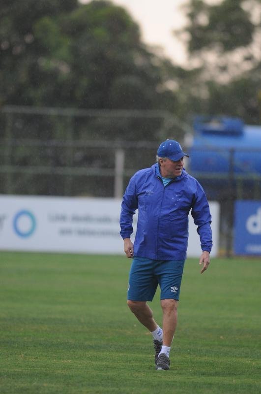 Sob forte chuva, Cruzeiro iniciou preparao para duelo com o Botafogo, marcado para as 21h30 desta quinta-feira
