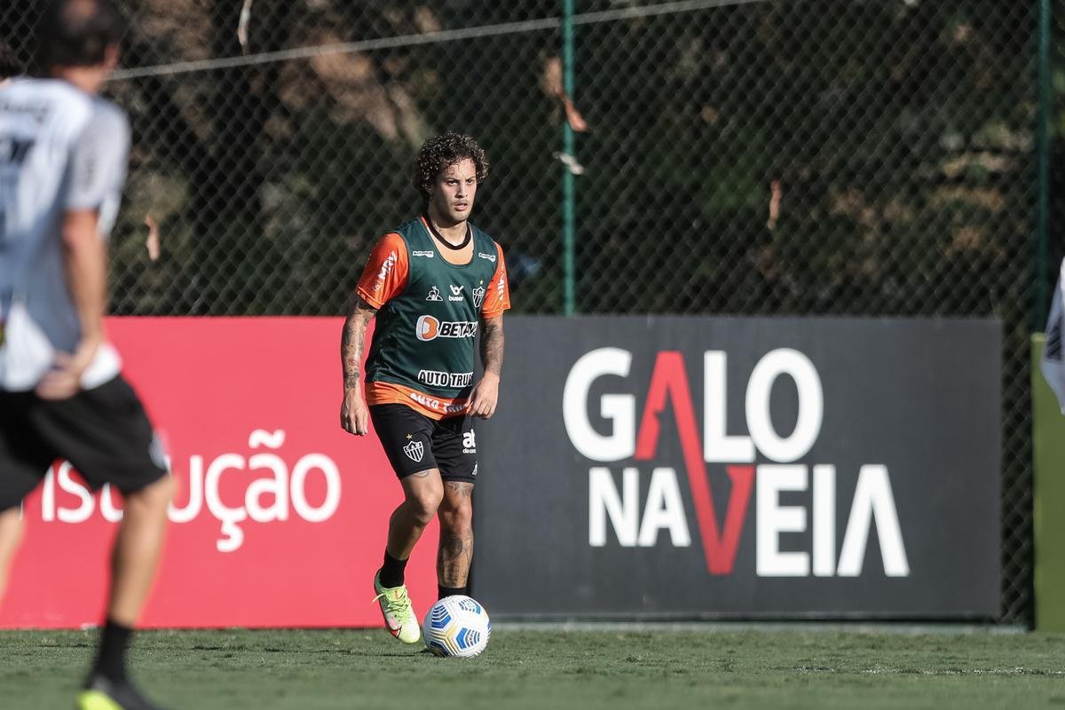 Com Guilherme Arana de volta, Cuca comanda atividade na Cidade do Galo