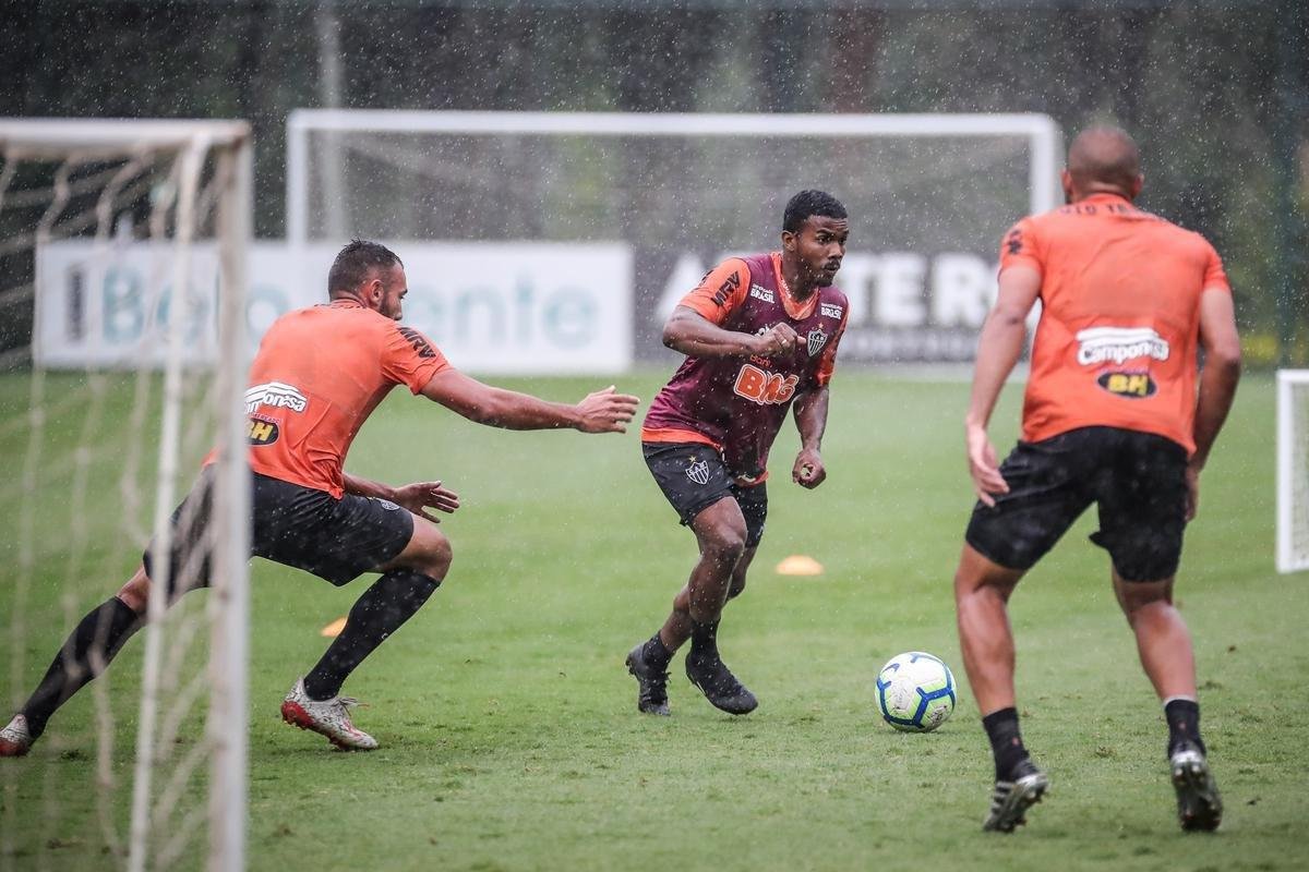 Atltico treina com Victor e Jair em campo; veja fotos