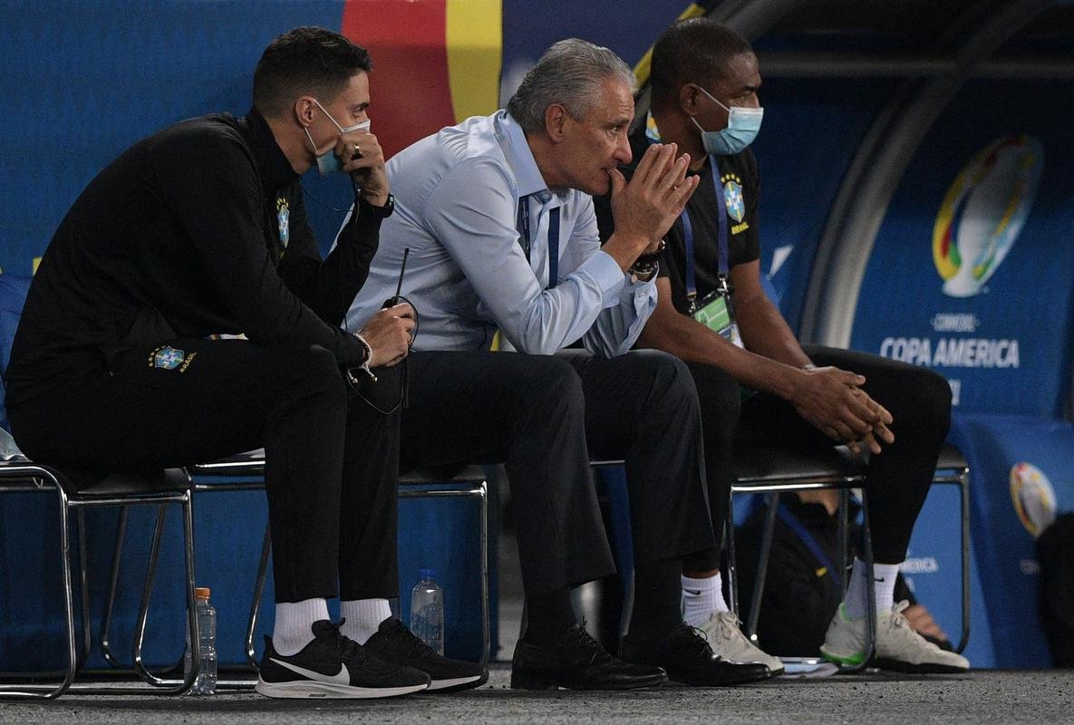 Brasil e Colmbia se enfrentaram no Estdio Nilton Santos, pelo Grupo B da Copa Amrica