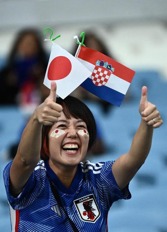 Torcida coloriu o Estdio Al Janoub, no Catar, para acompanhar a partida entre Japo e Crocia, pelas oitavas de final